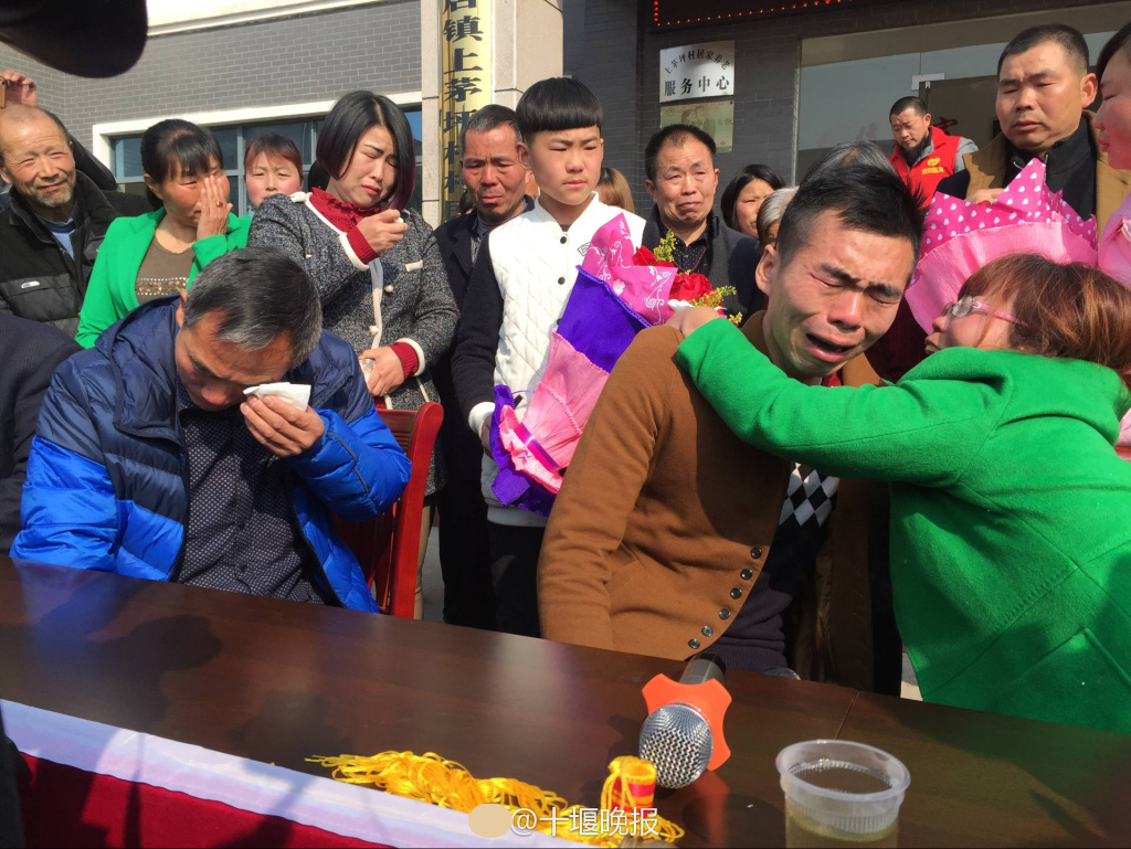 時(shí)隔20年 被拐男子與母親痛哭擁抱