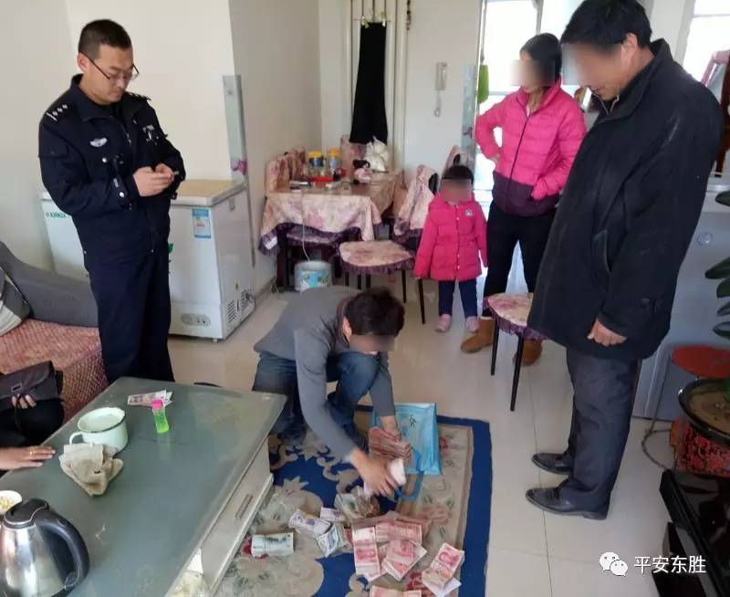 年度最心大先生將17萬錯(cuò)當(dāng)垃圾丟掉，拾荒老人如數(shù)歸還