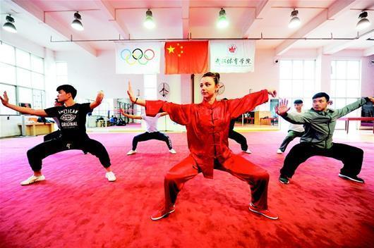 美女留學生來中國學武術 課外做主播