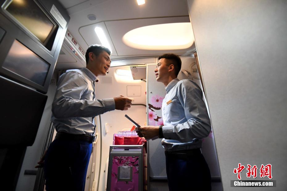 三八節 廈航“暖男”空乘打造“十里桃林”夢幻機艙[組圖]