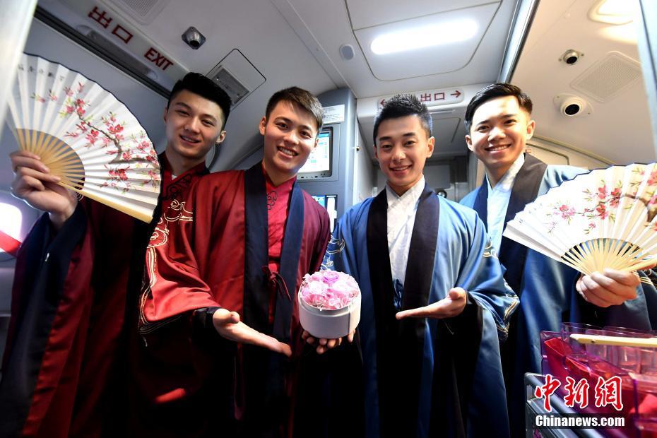 三八節(jié) 廈航“暖男”空乘打造“十里桃林”夢幻機(jī)艙[組圖]