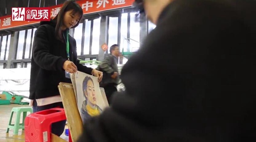 畫(huà)卷鋪滿體育館 中國(guó)美院招生閱卷“畫(huà)海”令人震撼