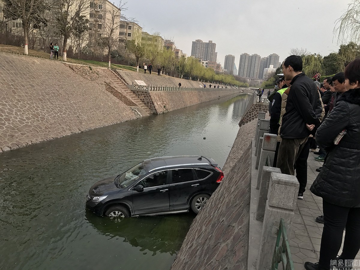 越野車失控沖進五米深河溝 司機不知去向