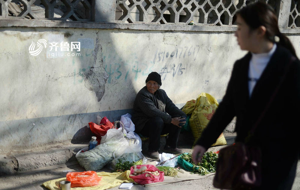 七旬老太賣(mài)菜養(yǎng)家 每日往返60公里