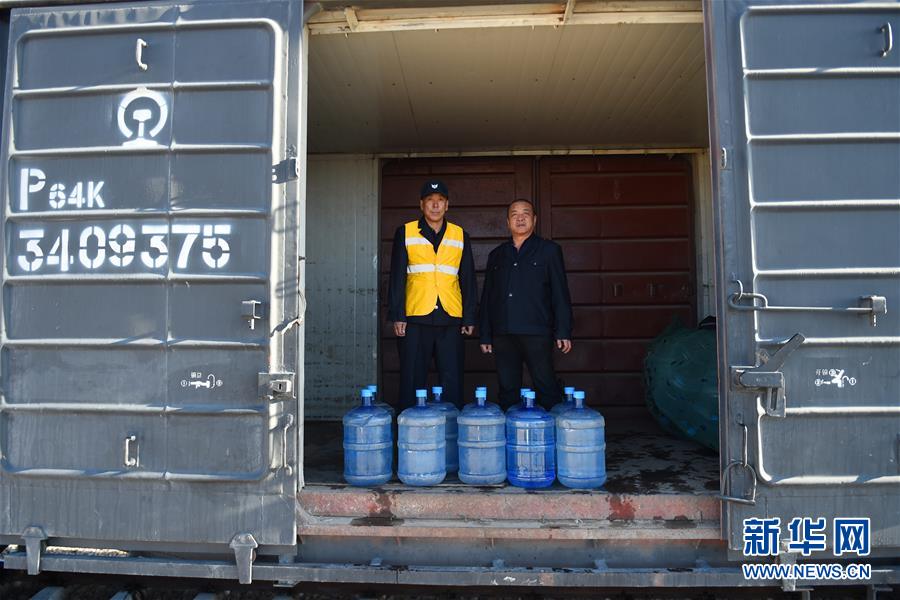 穿行在無人禁區(qū)的“生命列車”[組圖]