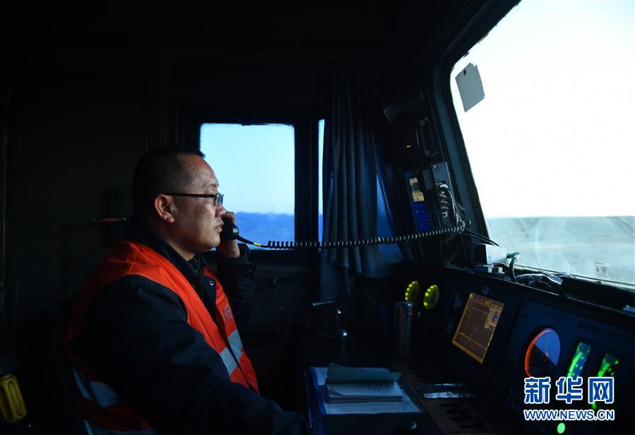 穿行在無人禁區的“生命列車”[組圖]