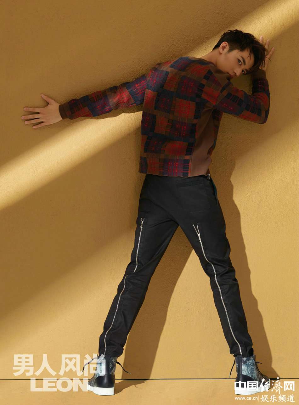 許魏洲最新封面大片曝光 眼神堅定盡展多變魅力