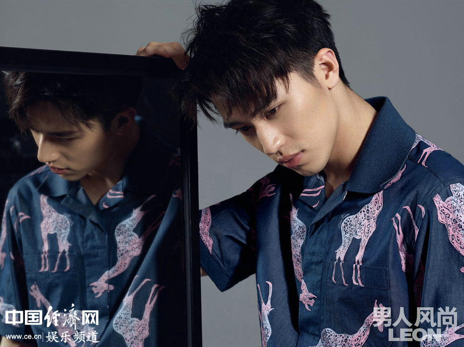 許魏洲最新封面大片曝光 眼神堅(jiān)定盡展多變魅力