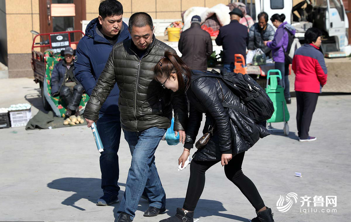 山東威海一女大學生賣鞋油 半天竟為300多人擦鞋！