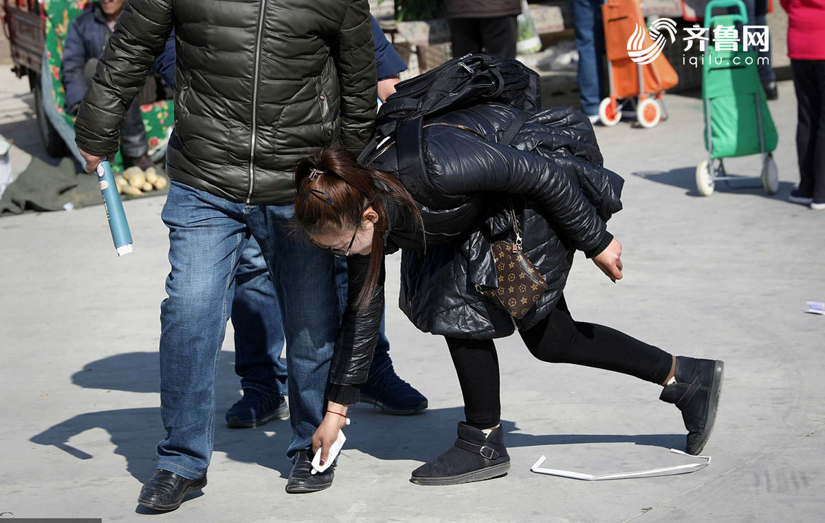 山東威海一女大學(xué)生賣鞋油 半天竟為300多人擦鞋！