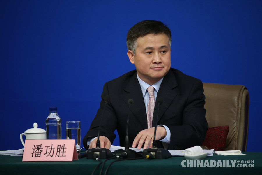 中國人民銀行行長周小川等就“金融改革與發展”答記者問