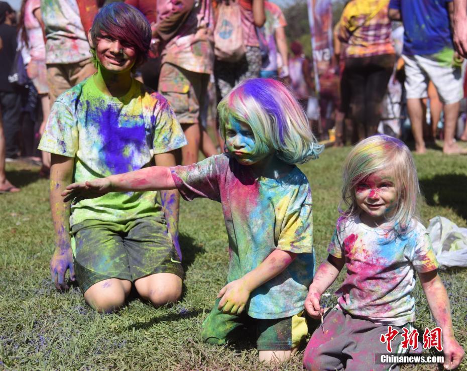 美國(guó)洛杉磯色彩節(jié)引民眾狂歡