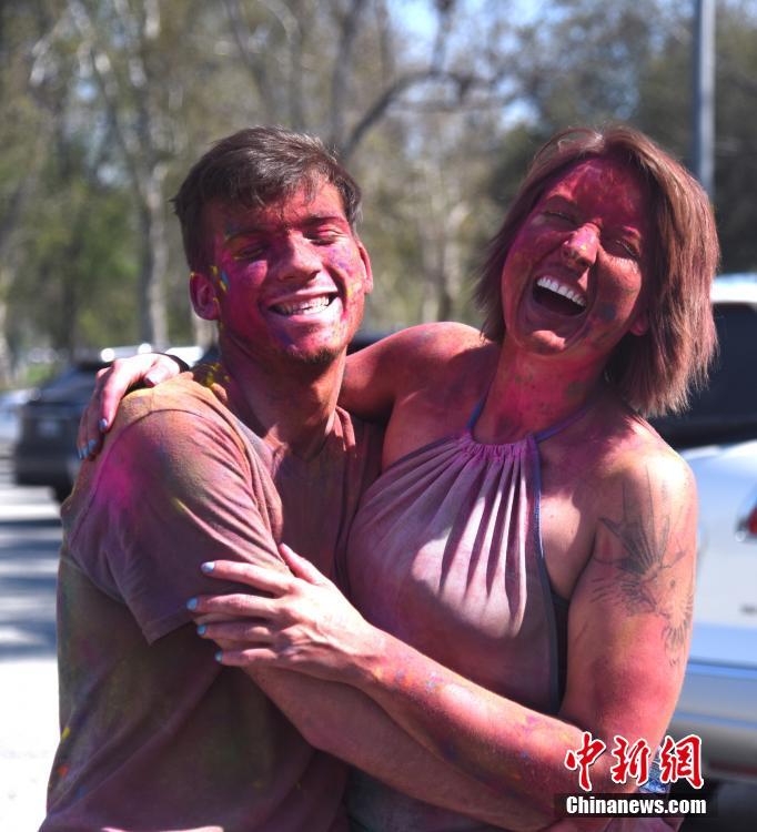 美國洛杉磯色彩節引民眾狂歡