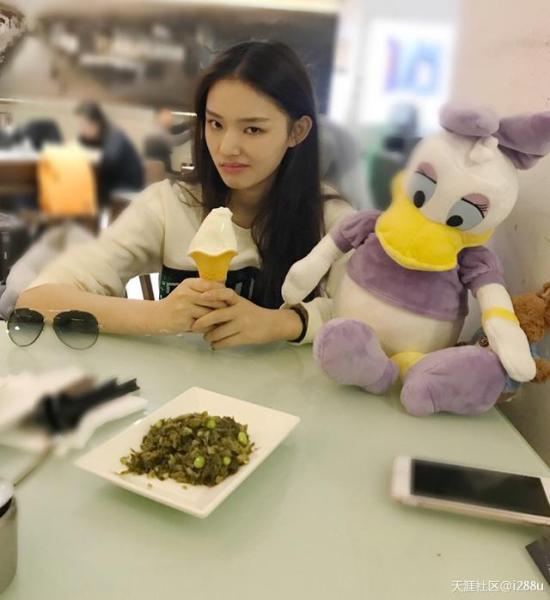 娛樂圈吃貨多：趙麗穎毛曉彤林允張?zhí)鞇圩類鄢?/></p>
</div>

<div width=