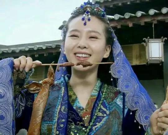 娛樂圈吃貨多：趙麗穎毛曉彤林允張?zhí)鞇圩類鄢?/></p>

<p>　　向來走氣質(zhì)淑女路線的劉詩詩，在微博上各種發(fā)吃。據(jù)劉詩詩自己和身邊一起拍戲的朋友說，當(dāng)大盤大盤的美食出現(xiàn)在她面前時，抵抗力則為零。據(jù)悉還是吳奇隆的吃貨小跟班，哈哈。</p>
</div>

<div width=