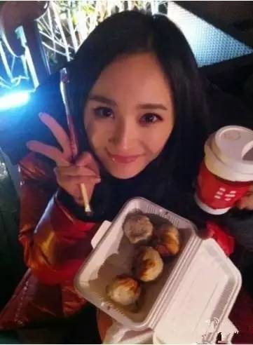 娛樂圈吃貨多：趙麗穎毛曉彤林允張?zhí)鞇圩類鄢?/></p>

<p>　　溫柔的楊冪向來走淑女路線，但是當(dāng)大盤大盤的美食出現(xiàn)在她面前時，抵抗力則為零。民以食為天嘛，楊冪吃得開心極了，意猶未盡之于更是顯露了“吃貨本色”。</p>
</div>

<div width=