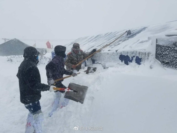 西藏多地出現(xiàn)特大暴雪 積雪半米厚（組圖）
