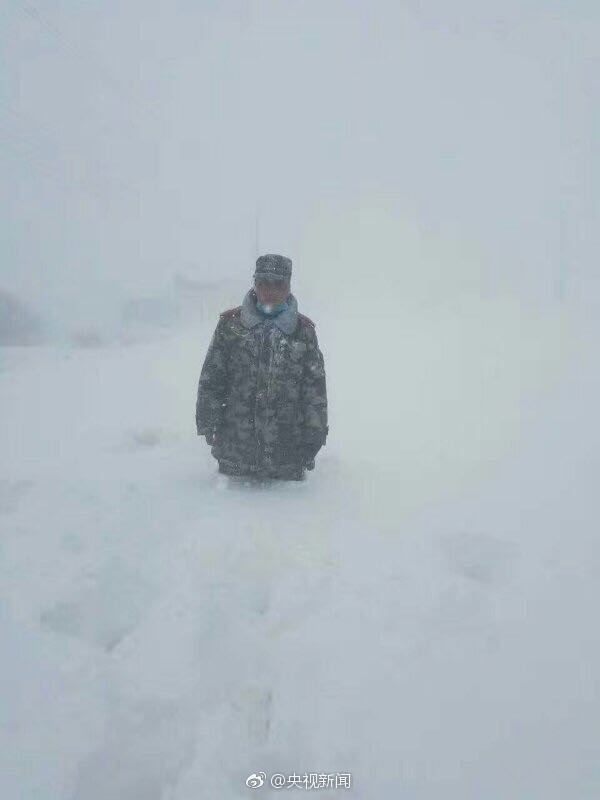 西藏多地出現(xiàn)特大暴雪 積雪半米厚（組圖）