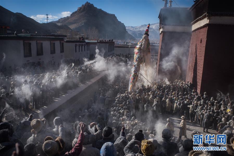 近萬(wàn)名群眾參加西藏豎經(jīng)幡柱拋撒糌粑祈福活動(dòng)（組圖）