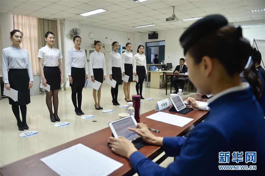 校園招聘空乘場(chǎng)面火爆[組圖]