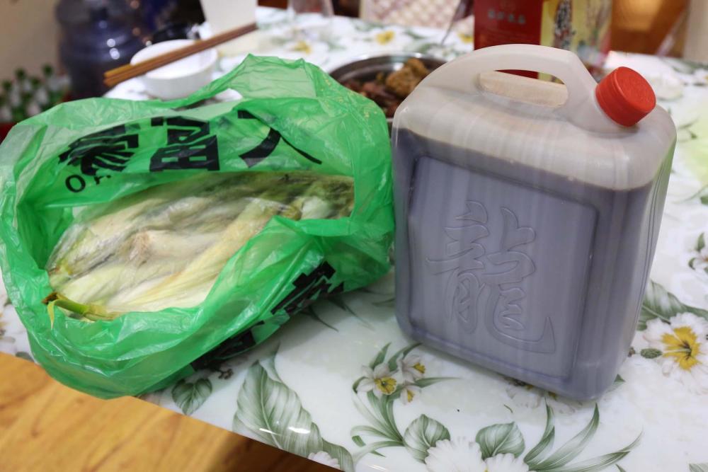 女兒遠嫁 父母跨越數千里為她背來了這些(組圖)