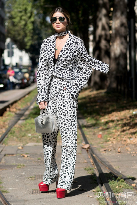 黑白配魅力無(wú)限，2017最潮就要這樣穿