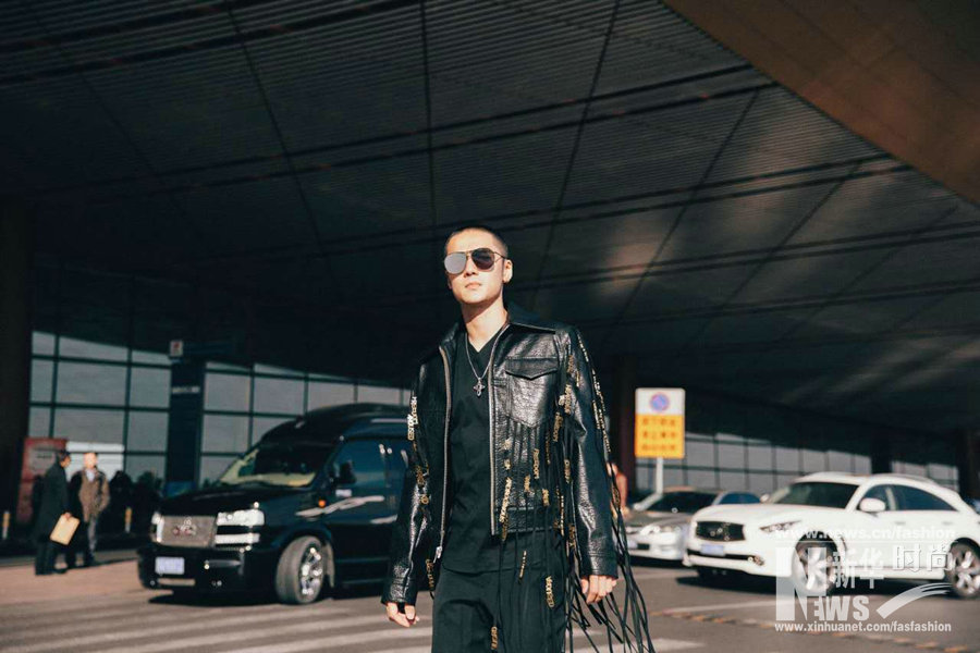 蔣勁夫皮衣流蘇現身機場 圓寸發型自嘲“有點冷”