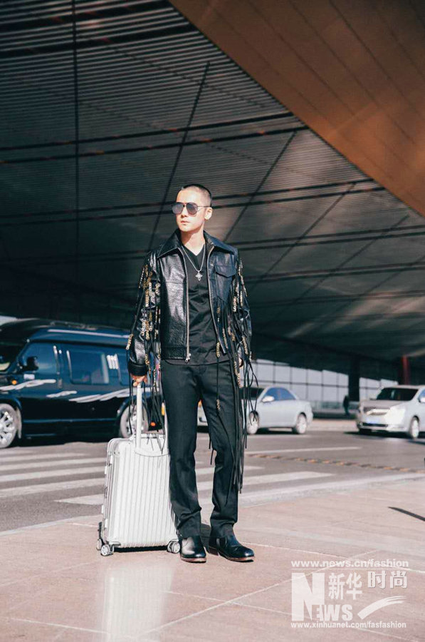 蔣勁夫皮衣流蘇現(xiàn)身機場 圓寸發(fā)型自嘲“有點冷”