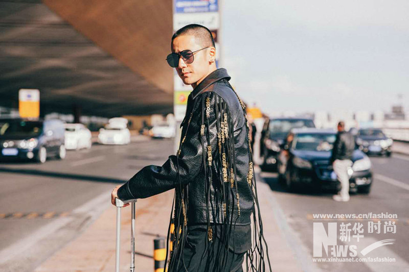 蔣勁夫皮衣流蘇現身機場 圓寸發型自嘲“有點冷”
