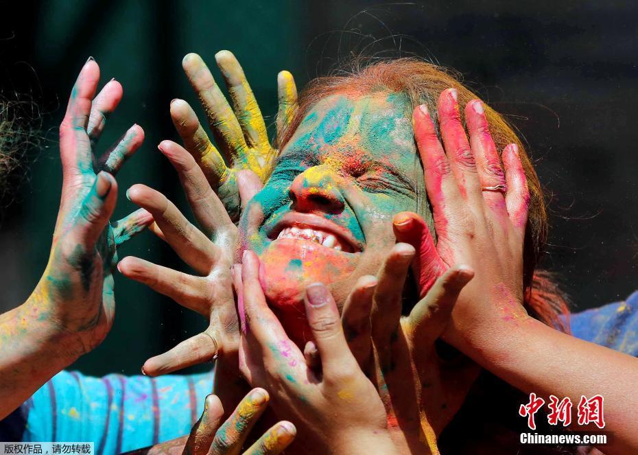 印度民眾high玩慶祝胡里節 彩色粉末灑滿臉（組圖）