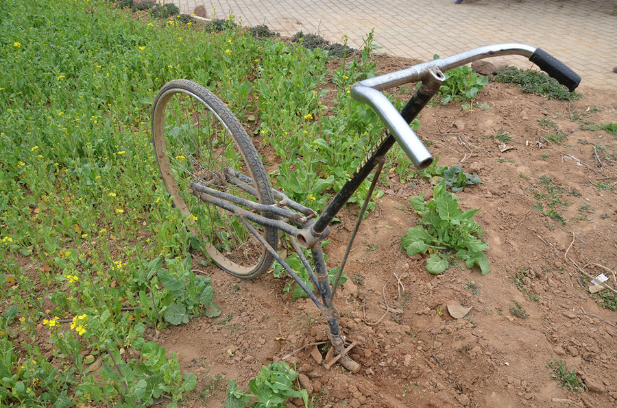 高手在民間！河南大爺改裝單車鋤地（圖）