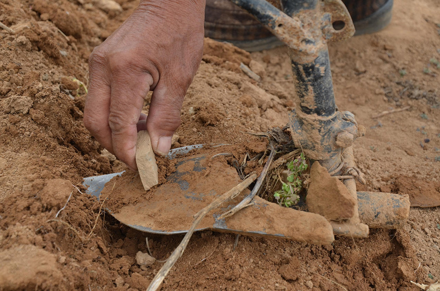 高手在民間！河南大爺改裝單車鋤地（圖）