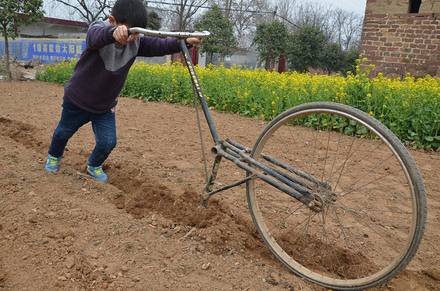 高手在民間！河南大爺改裝單車鋤地（圖）