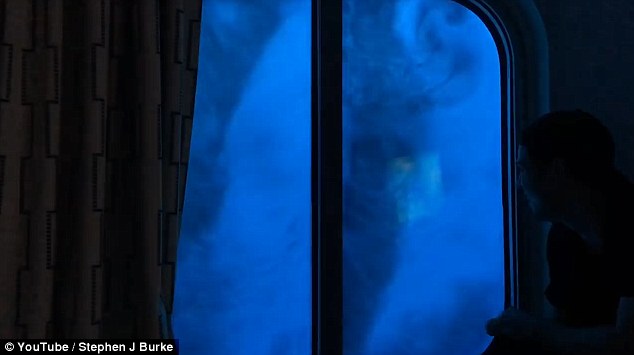 超恐怖！游客眼睜睜看9米巨浪襲擊自己（組圖）