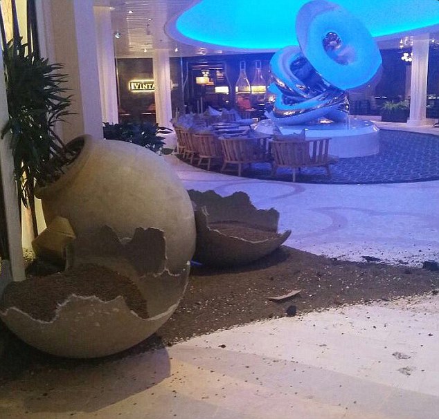 超恐怖！游客眼睜睜看9米巨浪襲擊自己（組圖）