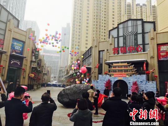 男子購買隕石求婚 重33噸花掉100多萬購房款