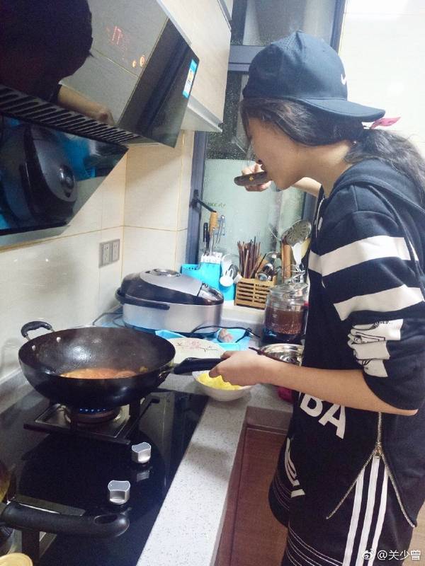 關曉彤為爸爸做菜 卻被網友看出了小心機