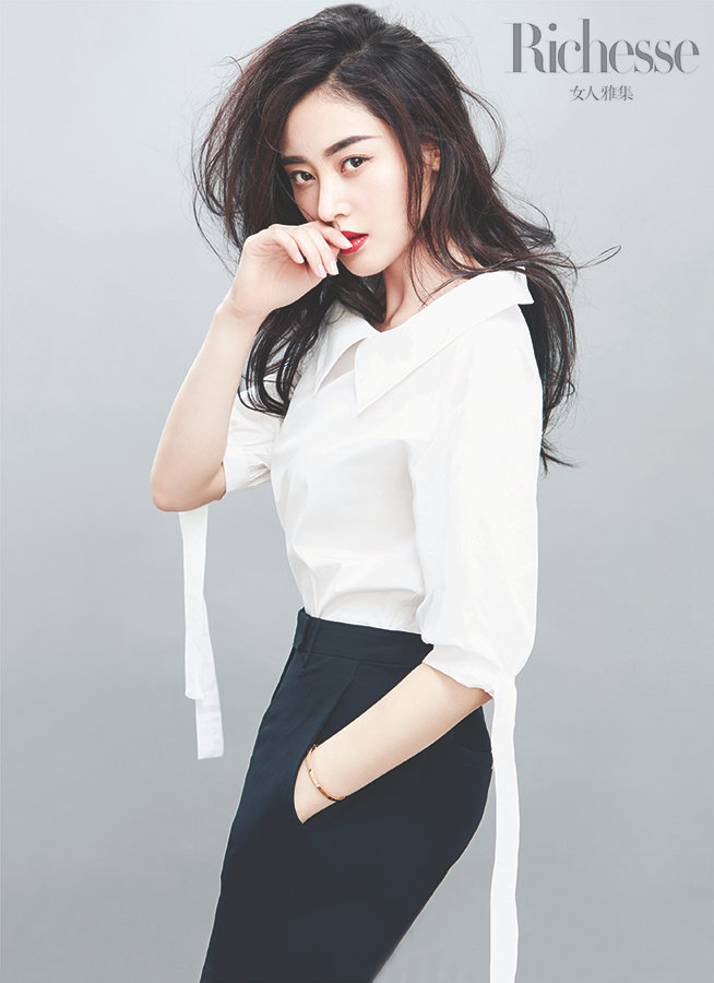 張天愛寫真玩轉光影 側顏有型凸顯獨立女性之美