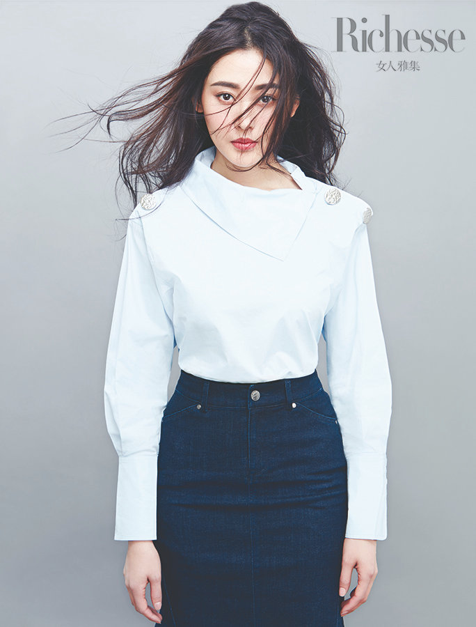 張?zhí)鞇蹖懻嫱孓D(zhuǎn)光影 側(cè)顏有型凸顯獨立女性之美