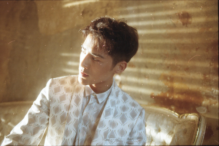 姜潮白色情人節大片曝光 一襲白衣時尚感十足