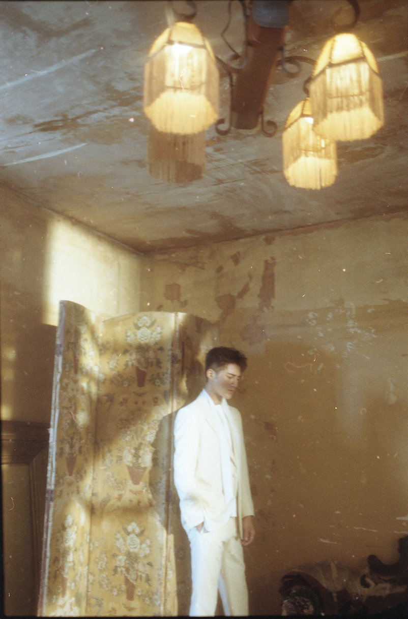 姜潮白色情人節(jié)大片曝光 一襲白衣時(shí)尚感十足