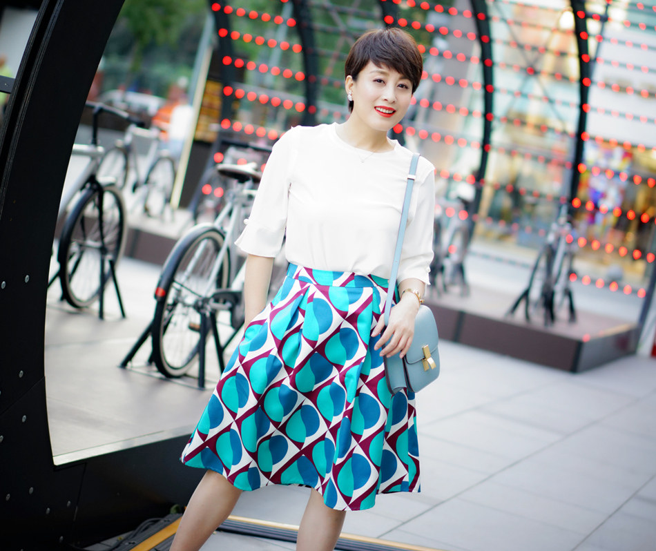 趙倩春日街拍曝光 優雅如蘭氣場十足