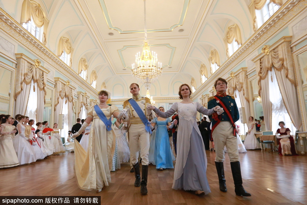 俄羅斯舉辦復(fù)古舞會(huì) 俊男美女顏值高