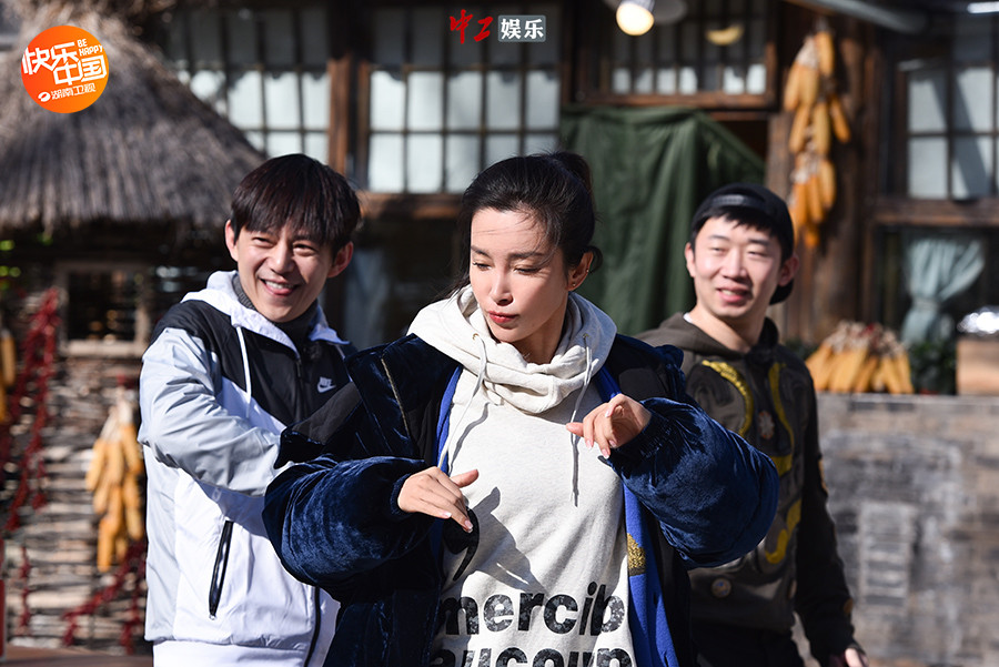 《向往的生活》李冰冰何炅鄉(xiāng)村尬舞活力十足 楊迪上場畫風(fēng)跑偏