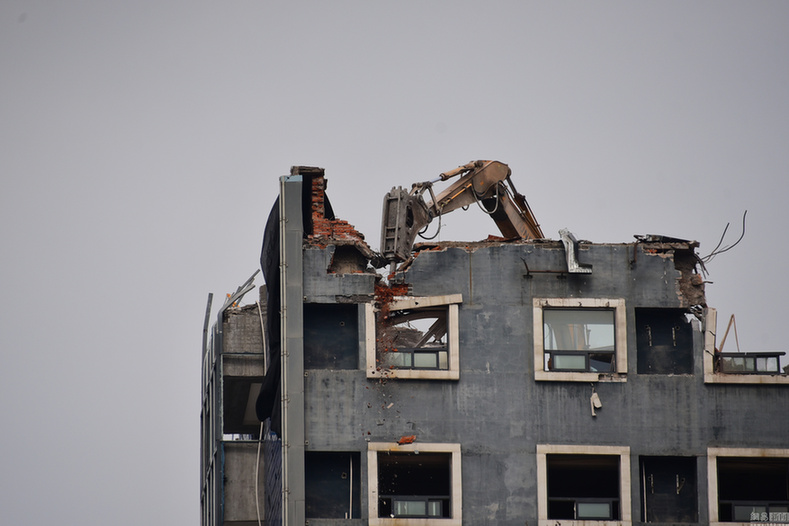 鄭州兩臺挖掘機“爬”上樓頂趕工期