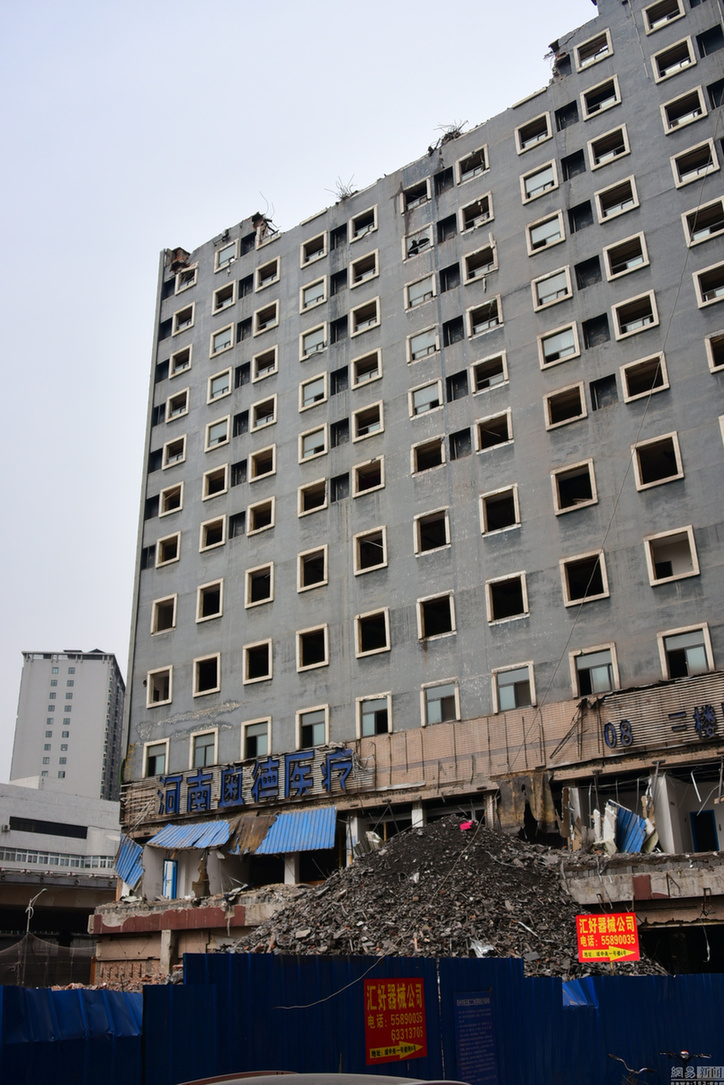 鄭州兩臺挖掘機“爬”上樓頂趕工期