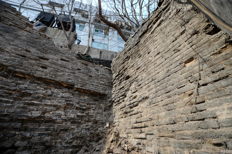 濟南拆除違章建筑露出600歲古城墻