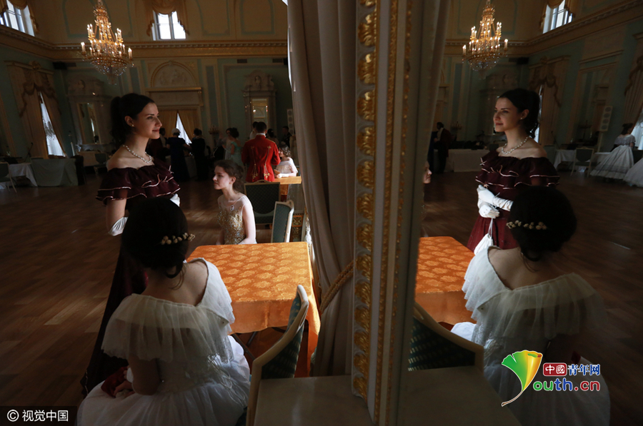 圣彼得堡舉辦復(fù)古舞會 帥哥美女“穿越”19世紀