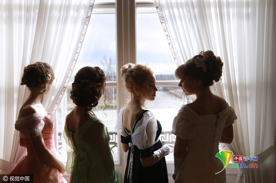 圣彼得堡舉辦復古舞會 帥哥美女“穿越”19世紀