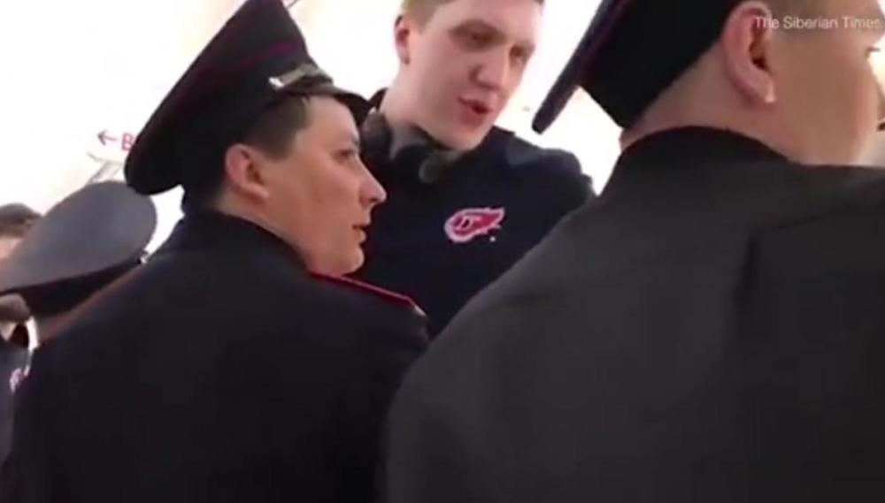 有大長腿是我錯咯？俄2.13米男子因長腿被趕下飛機